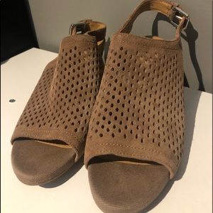 Franco sarto /heeled Sandal with buckle at heel/taupe/8